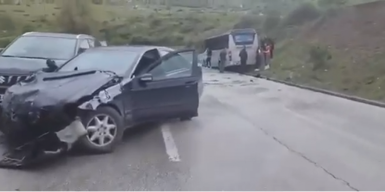 Aksident në aksin Prrenjas-Qafë Thanë, autobusi i ekipit të Skënderbeut del nga rruga, detajet e para