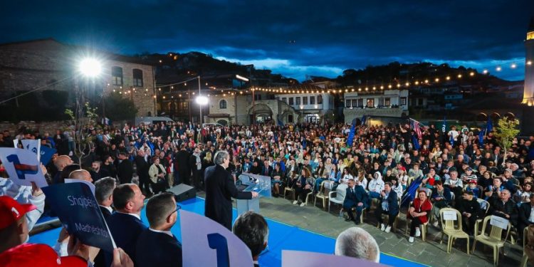 Berisha nga Berati: Vijmë tek ju me një zotim solemn, do t’ju kthejmë paratë që qeveria merr nga ju