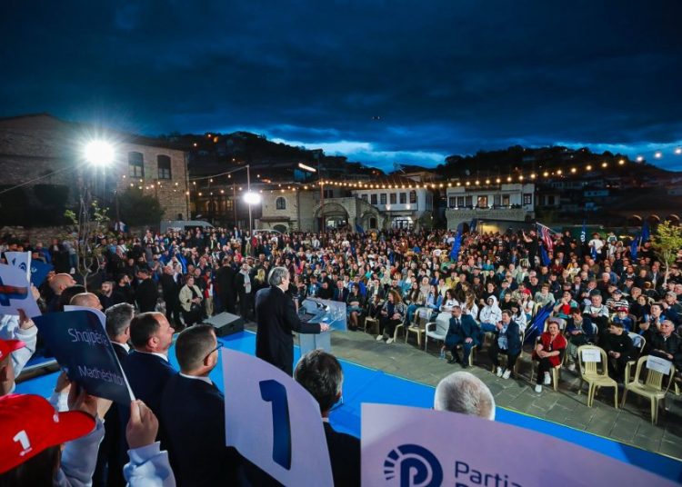 Berisha nga Berati: Vijmë tek ju me një zotim solemn, do t’ju kthejmë paratë që qeveria merr nga ju