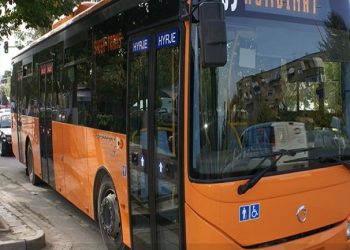 Goditi me grusht faturinon e urbanit, procedohet 34-vjeçarja në Tiranë