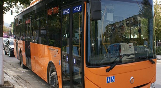 Goditi me grusht faturinon e urbanit, procedohet 34-vjeçarja në Tiranë