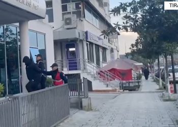 Qëlloi me armë drejt banesës së dy vëllezërve në Tiranë, arrestohet 30-vjeçari