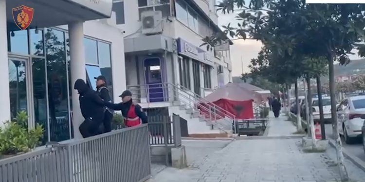 Qëlloi me armë drejt banesës së dy vëllezërve në Tiranë, arrestohet 30-vjeçari