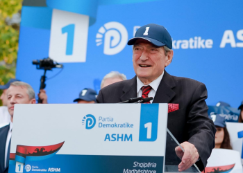 Rama u kërkoi fëmijëve që të shohin fotot e tij nudo/ Berisha e paralajmëron: Larg duart nga familja shqiptare