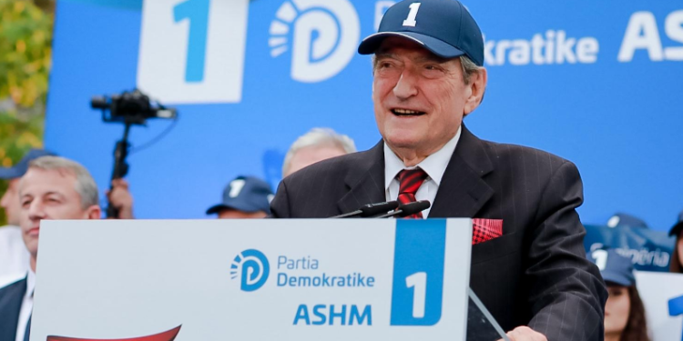 Rama u kërkoi fëmijëve që të shohin fotot e tij nudo/ Berisha e paralajmëron: Larg duart nga familja shqiptare