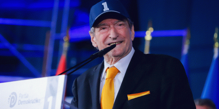 Me kapele me Nr. 1/ Kreu i PD, Sali Berisha shfaqet si asnjëherë më parë në prezantimin e kandidatëve në Kamëz