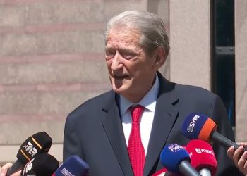 Sali Berisha uron besimtarët: Pashkën tjetër ta kremtojmë pa antikrishtin në trojet tona