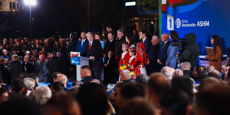“Gjobat e vendosura do të falen të gjitha më 12 maj!”/ Berisha në Lezhë: Biznesit do t’i përgjysmojmë barrën fiskale
