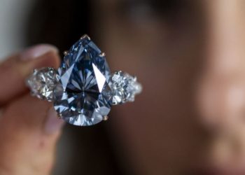 Një nga diamantet blu më të rrallë në botë del në ankand, ja sa do të shitet…