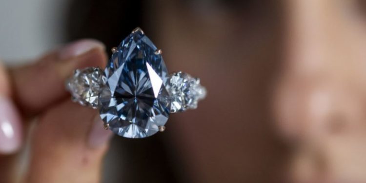 Një nga diamantet blu më të rrallë në botë del në ankand, ja sa do të shitet…
