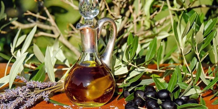 “Mos e konsumoni kurrë”/ Hidheni vajin e ullirit sapo të ndryshojë ky detaj