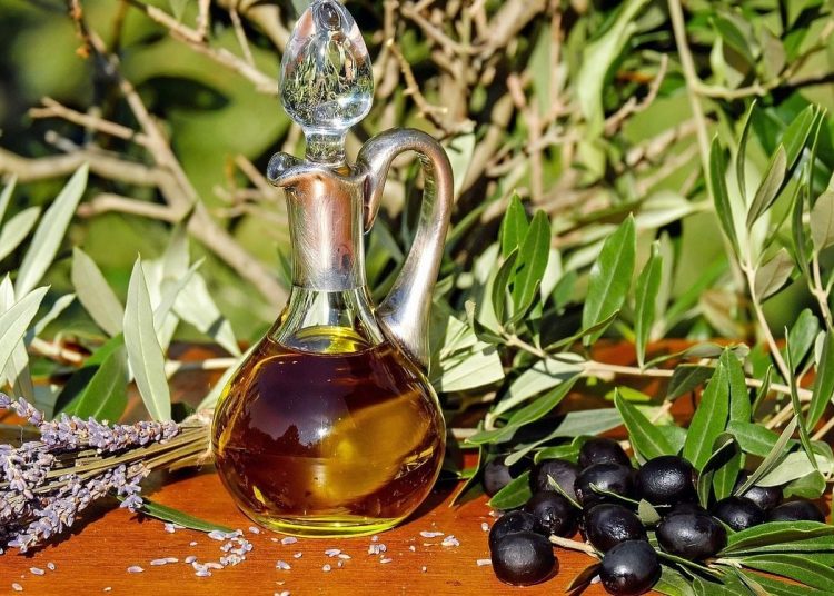 “Mos e konsumoni kurrë”/ Hidheni vajin e ullirit sapo të ndryshojë ky detaj