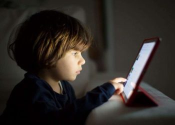 Thirrja e ekspertëve: Fëmijët nën 3 vjeç të mos lejohen asnjë sekondë pranë ekraneve