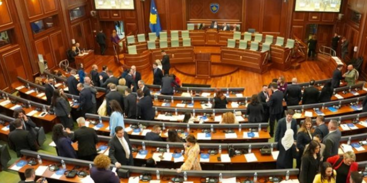 Dështon sërish seanca konstituive në Kosovë, Vetëvendosje kërkon marrëveshje politike
