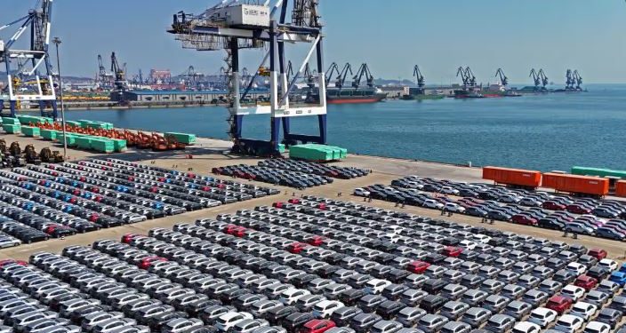 Trump këmbëngul se lufta tarifore po ecën mirë teksa frika e recesionit rritet