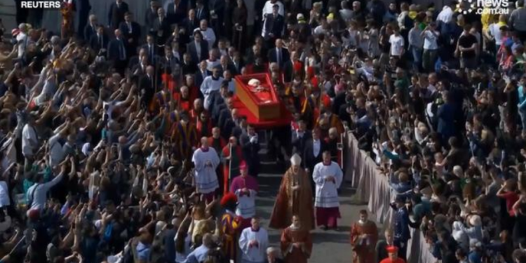 Të paktën 100 mijë persona në radhë për t’i bërë nderimet e fundit Papa Françeskut