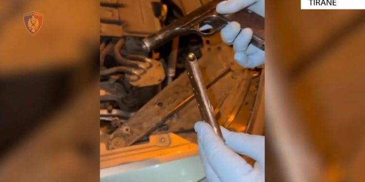 EMRAT/ Do të shisnin dy pistoleta për 10 mijë euro, kapen në flagrancë trafikantët nga Kosova