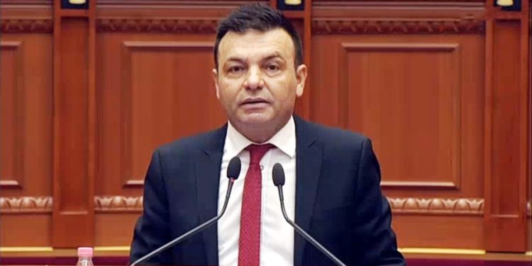 Partitë e reja në politikë/ Roshi: Janë si tollumbace, momentin kur Rama t’iu heqë spinën ato do të bien…