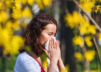 Alergjitë e pranverës, ja si t’i mbani larg simptomat bezdisëse