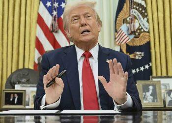 Rënia e bursave nga tarifat, Trump-amerikanëve: Duroni! Mos u tregoni budallenj