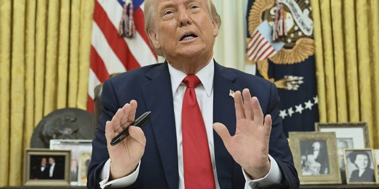 Rënia e bursave nga tarifat, Trump-amerikanëve: Duroni! Mos u tregoni budallenj