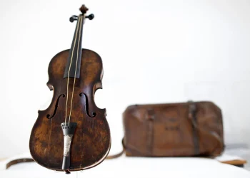Violina e “Titanik” del në ankand, vlerësohet të shitet deri në 60,000 paund