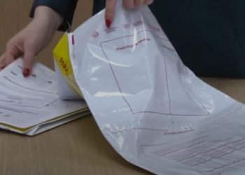 Dorëzohen 20 zarfet e parë për emigrantët, të parin e mori një shqiptar në Gjermani