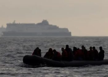 ‘Shqiptarët vijojnë të ikin në Angli’/ Reportazhi i BBC: Kanë përparuar transportin, nga gomonet, trafiku kryhet me jahte private, risk…