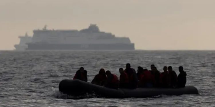 ‘Shqiptarët vijojnë të ikin në Angli’/ Reportazhi i BBC: Kanë përparuar transportin, nga gomonet, trafiku kryhet me jahte private, risk…