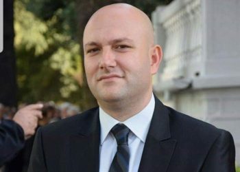 Mjeku Nini Dede: Shtetrrethim terrorist në kohë paqeje – Paraliza e Tiranës dhe dhunimi i dinjitetit qytetar