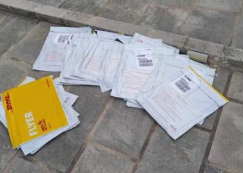 Skandal në Athinë/ Fizi: Procesi i votës së emigrantëve po degradohet, zarfet lihen në pika bastesh dhe hyrje pallatesh