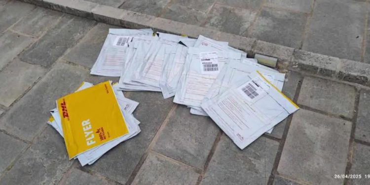 Skandal në Athinë/ Fizi: Procesi i votës së emigrantëve po degradohet, zarfet lihen në pika bastesh dhe hyrje pallatesh