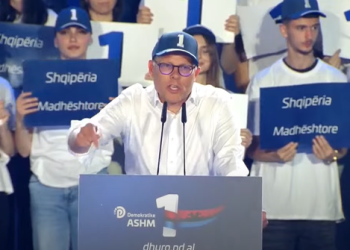 Deputeti gjerman në takimin përmbyllës të PD-së nxjerr dokumentin nga xhepi: Berisha, i vetmi që mund t’ju garantojë pasaportën europiane