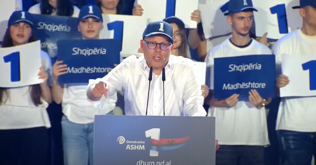 Deputeti gjerman në takimin përmbyllës të PD-së nxjerr dokumentin nga xhepi: Berisha, i vetmi që mund t’ju garantojë pasaportën europiane