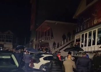 Para në këmbim të votave? Eksponentë të PD bllokojnë dy automjete, çfarë ndodhi mbrëmjen e djeshme në Maqellarë