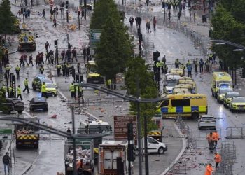 Festa e Liverpool kthehet në masakër/ Makina përplas tifozët, disa të plagosur, dëshmitari: Pashë njerëz të shtrirë përtokë 