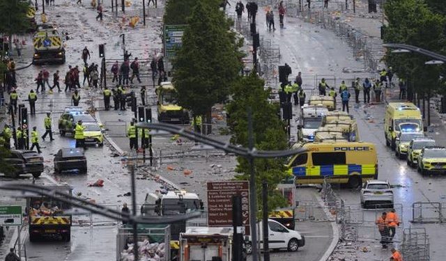 Festa e Liverpool kthehet në masakër/ Makina përplas tifozët, disa të plagosur, dëshmitari: Pashë njerëz të shtrirë përtokë 
