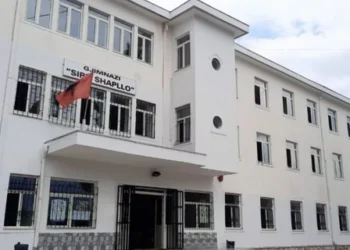 17-vjeçari hidhet nga dritarja e shkollës për bastin 10 mijë lekë