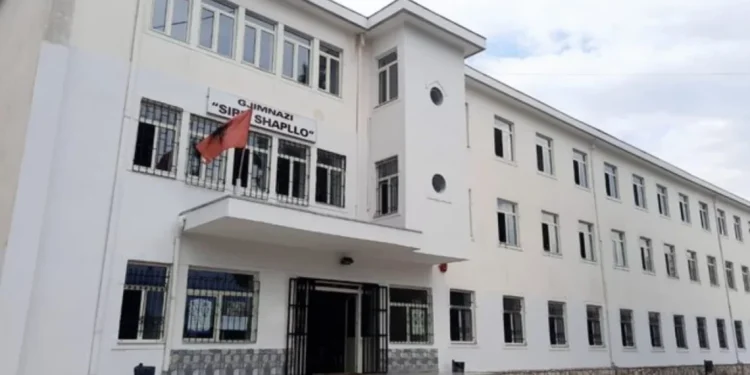 17-vjeçari hidhet nga dritarja e shkollës për bastin 10 mijë lekë