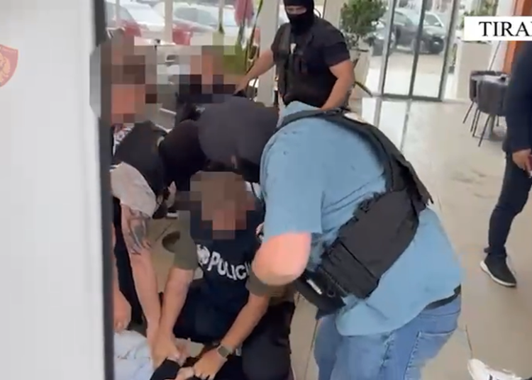 Trafik armësh nga Kosova drejt Shqipërisë, arrestohen 10 persona! Sekuestrohet arsenal armësh