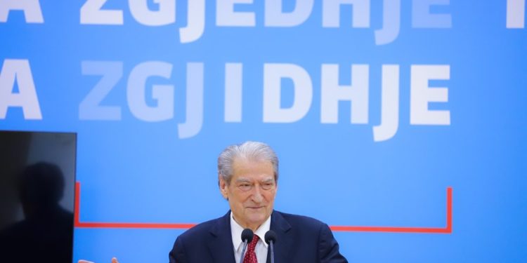 “Do t’u dërgohet të huajve”/ Berisha: Në 10 qershor gati raporti përfundimtar për farsën