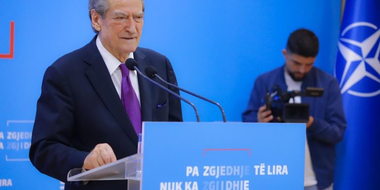 “U kërkoj shqiptarëve të kenë durim”/ Berisha: Votën me kallashnikov nuk e mbrojmë, por tani fillon lufta! Kemi dokumentet