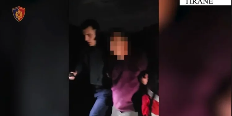 Terror në fshatin e Tiranës, 45-vjeçari dhunon gruan dhe fëmijët, qëllon me armë drejt policisë