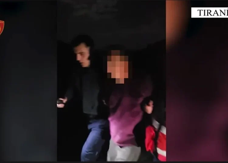 Terror në fshatin e Tiranës, 45-vjeçari dhunon gruan dhe fëmijët, qëllon me armë drejt policisë