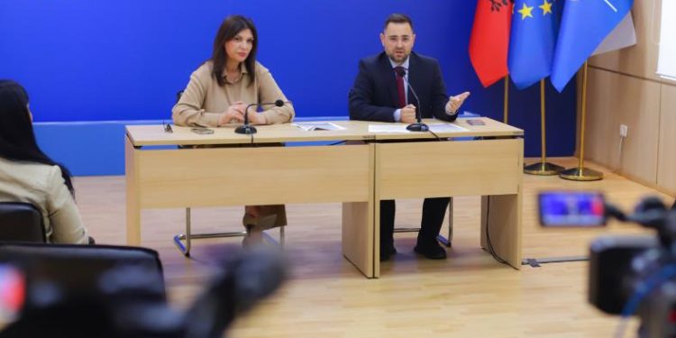 Votat e diasporës/ PD ngre alarmin: Zarfet dorazi në KQZ! 137 emra të dubluar, janë në PER dhe në listat zgjedhore në Shqipëri