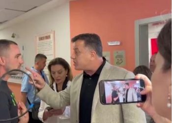 ‘Bandat kontrollojnë zgjedhjet, policia dhe SPAK…’/Noka: Qendrat e votimit të pushtuara nga patronazhistë me badge fallco të KQZ