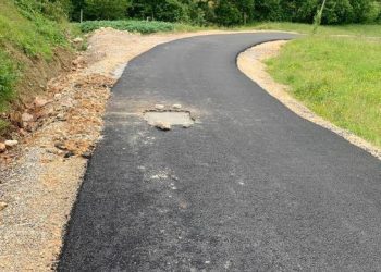 ‘Asfalti elektoral nuk zgjati!’ – Rrugës së Gurrës së Madhe, iu hoq ‘peta e lakrorit’ me shirat e verës…