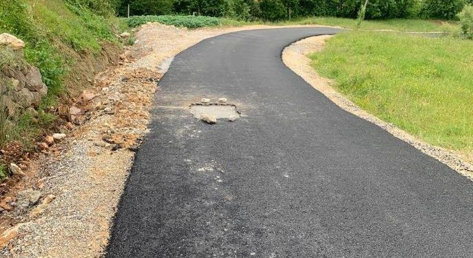 ‘Asfalti elektoral nuk zgjati!’ – Rrugës së Gurrës së Madhe, iu hoq ‘peta e lakrorit’ me shirat e verës…