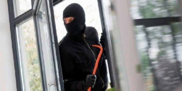 Vidhet selia e PD në Cërrik, hajdutët marrin kompjuterin…