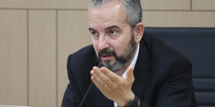 Paligjshmëria/ Kandidatë për deputetë kërkojnë të futen në qendra votimi